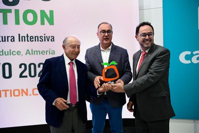 Eusebio Amate Aguilar y su hijo, Eusebio Amate Salvador, recogiendo el Premio Desarrollo Empresarial IE2025