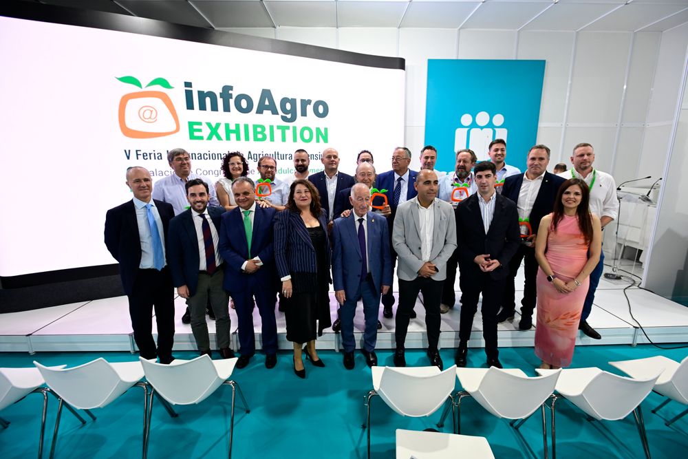 Foto de familia de los premiados, autoridades y responsables de Infoagro Exhibition tras la Ceremonia de Entrega de Premios IE2025