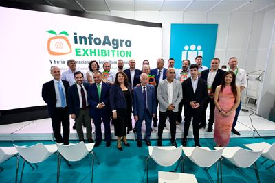 Foto de familia de los premiados, autoridades y responsables de Infoagro Exhibition tras la Ceremonia de Entrega de Premios IE2025