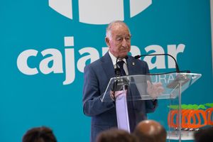 Gabriel Amat, alcalde de Roquetas de Mar, durante su intervención en la Ceremonia de Entrega de Premios IE2025