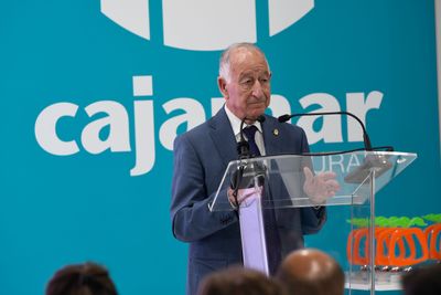 Gabriel Amat, alcalde de Roquetas de Mar, durante su intervención en la Ceremonia de Entrega de Premios IE2025