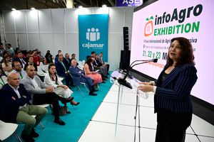 Momento del discurso de Carmen Crespo, diputada en el Parlamento Europeo, durante su intervención en la Ceremonia de Entrega de Premios IE2025