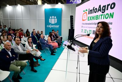 Momento del discurso de Carmen Crespo, diputada en el Parlamento Europeo, durante su intervención en la Ceremonia de Entrega de Premios IE2025