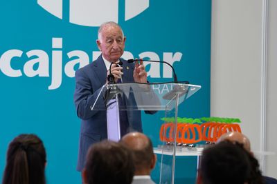 Gabriel Amat, alcalde de Roquetas de Mar, durante su intervención en la Ceremonia de Entrega de Premios IE2025