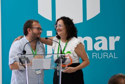 José Antonio Arcos y Ana Rubio (El Agro Auténtico) muestran su emoción tras recibir el Premio Comunicación IE2025