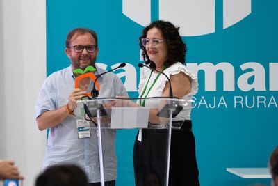 José Antonio Arcos y Ana Rubio (El Agro Auténtico) sostienen el trofeo del Premio Comunicación IE2025