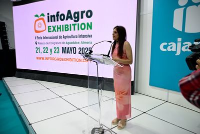 Lydia Medero, responsable de Comunicación de Infoagro Exhibition, anunciando los galardonados en los Premios IE2025