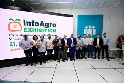 Foto de familia de los galardonados en los Premios IE2025