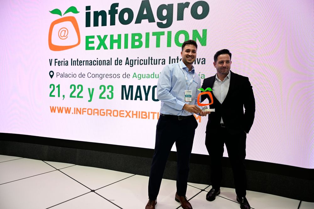 Saúl Martínez, director comercial de Alarcontrol, recogiendo el Premio Eficiencia en el Uso del Agua IE2025