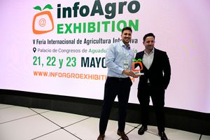 Saúl Martínez, director comercial de Alarcontrol, recogiendo el Premio Eficiencia en el Uso del Agua IE2025