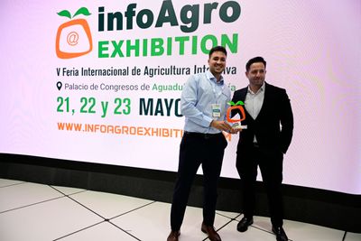 Saúl Martínez, director comercial de Alarcontrol, recogiendo el Premio Eficiencia en el Uso del Agua IE2025