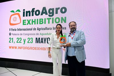 Manuel González, director general de Brandt Europe, recogiendo el Premio Nutrición Vegetal IE2025
