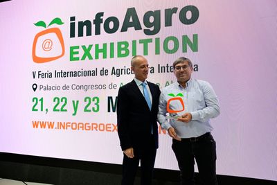 José Manuel Torres Nieto, director técnico de Hiotera, recogiendo el Premio VíaSmart IE2025