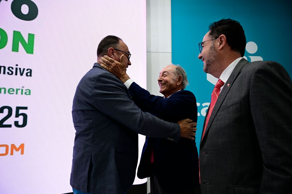 Eusebio Amate Aguilar muestra su alegría al recibir el Premio Desarrollo Empresarial IE2025