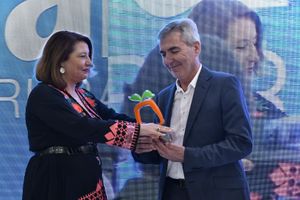 La consejera de Agricultura, Carmen Crespo, entregando el premio a Miguel Vargas, pte. de CASI.