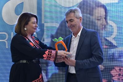 La consejera de Agricultura, Carmen Crespo, entregando el premio a Miguel Vargas, pte. de CASI.