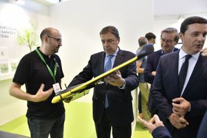 El ministro de Agricultura, Luis Planas, interesándose por el drone de una de las startups presentes en Infoagro Exhibition 2019
