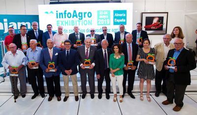 Foto de familia del Homenaje a los pioneros de la comercialización de frutas y hortalizas de Almería