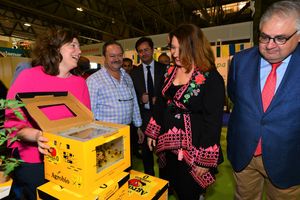 Carmen Crespo, consejera de Agricultura de la Junta de Andalucía, visita a uno de los expositores de Infoagro Exhibition 2019