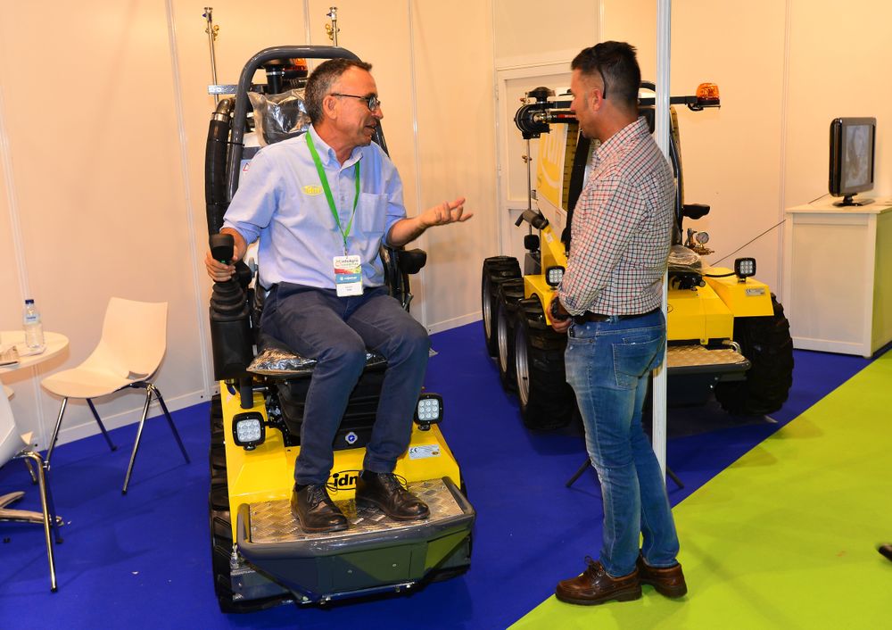 Un visitante profesional se informa sobre maquinaria en Infoagro Exhibition 2019