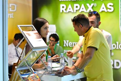 Una empresa da información a visitantes profesionales sobre sus productos en Infoagro Exhibition 2019