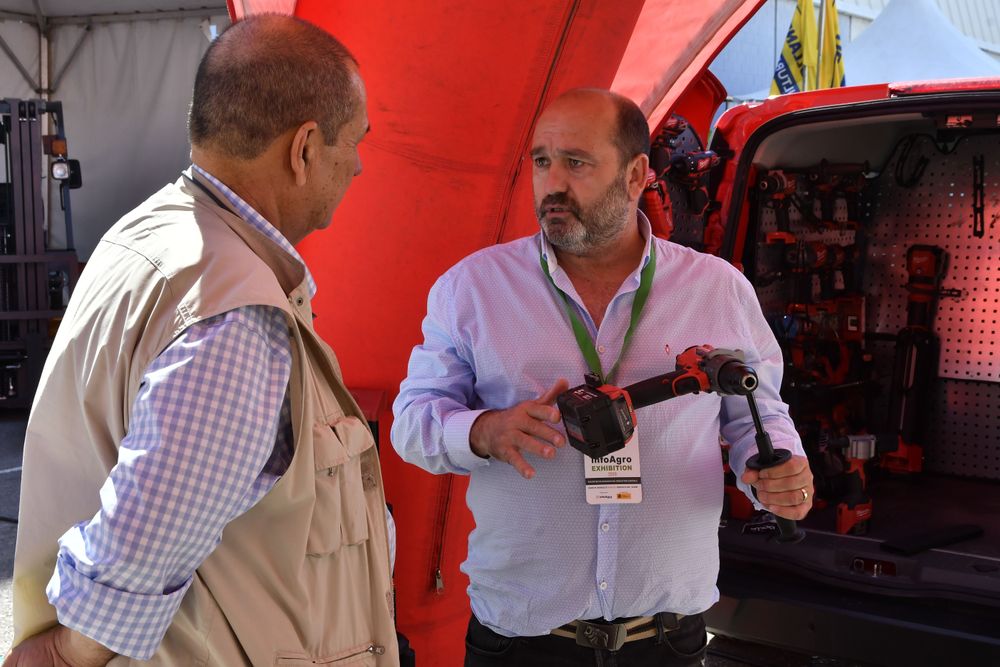 Un visitante profesional se informa sobre herramientas en Infoagro Exhibition 2019