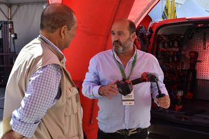 Un visitante profesional se informa sobre herramientas en Infoagro Exhibition 2019