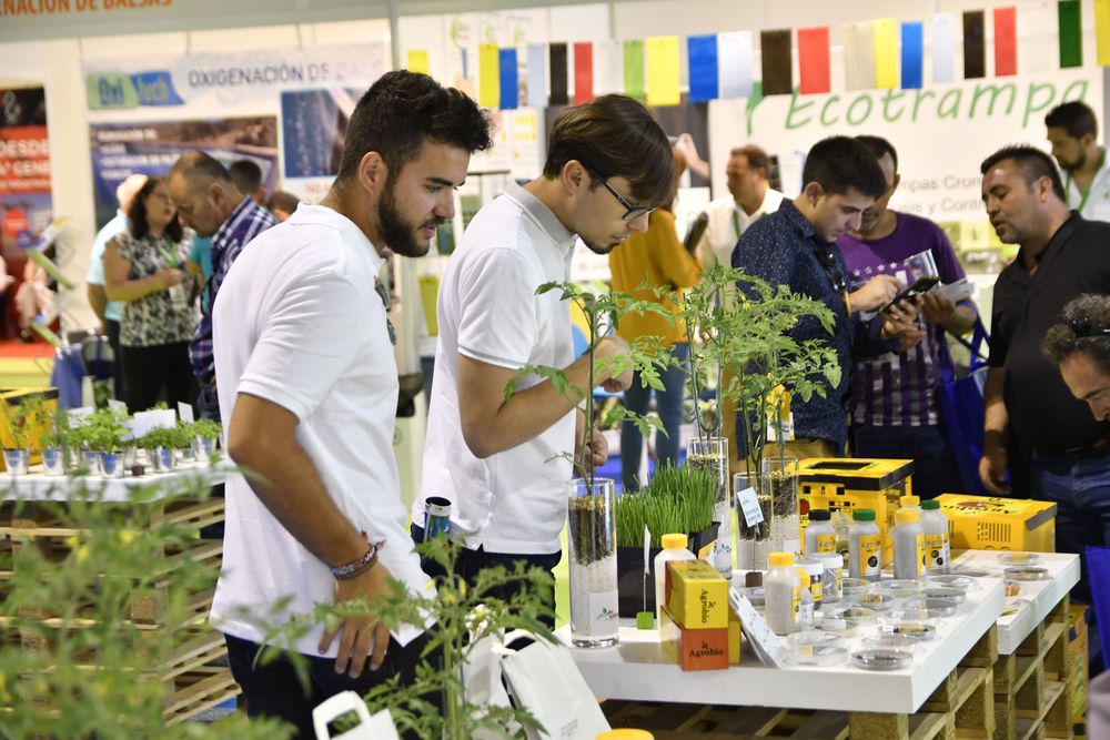 Visitantes profesionales informándose de productos de polinización y control biológico en Infoagro Exhibition 2019