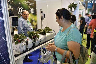Una visitante profesional a Infoagro Exhibition 2019 se informa sobre productos para hidroponía