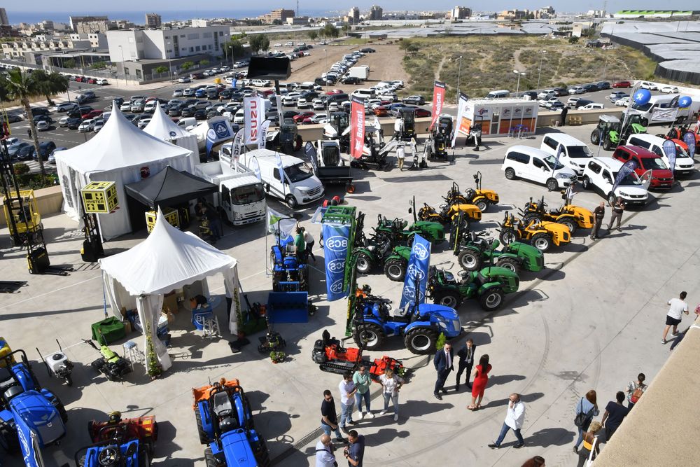 Maquinaria agrícola y vehículos comerciales en el exterior de Infoagro Exhibition 2019