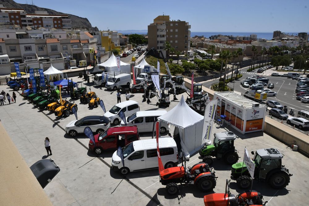 Maquinaria y vehículos comerciales expuestos en el exterior en Infoagro Exhibition 2019