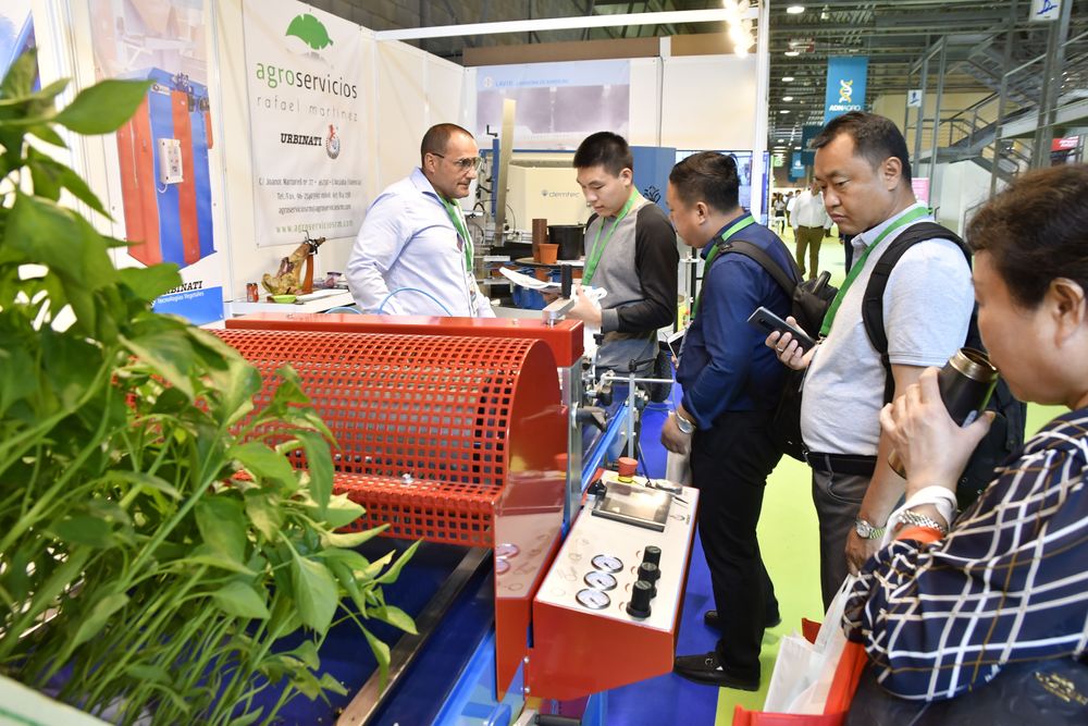 Visitantes profesionales internacionales informándose sobre productos en Infoagro Exhibition 2019