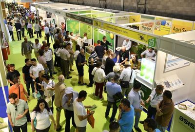 Visitantes profesionales conociendo los productos de los expositores de Infoagro Exhibition 2019
