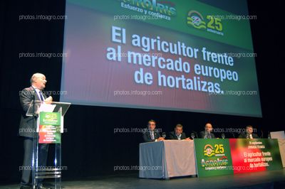 Juan Antonio Díaz Planelles, durante su discurso en la clausura del acto de celebración del 25 Aniversario de Agroiris.