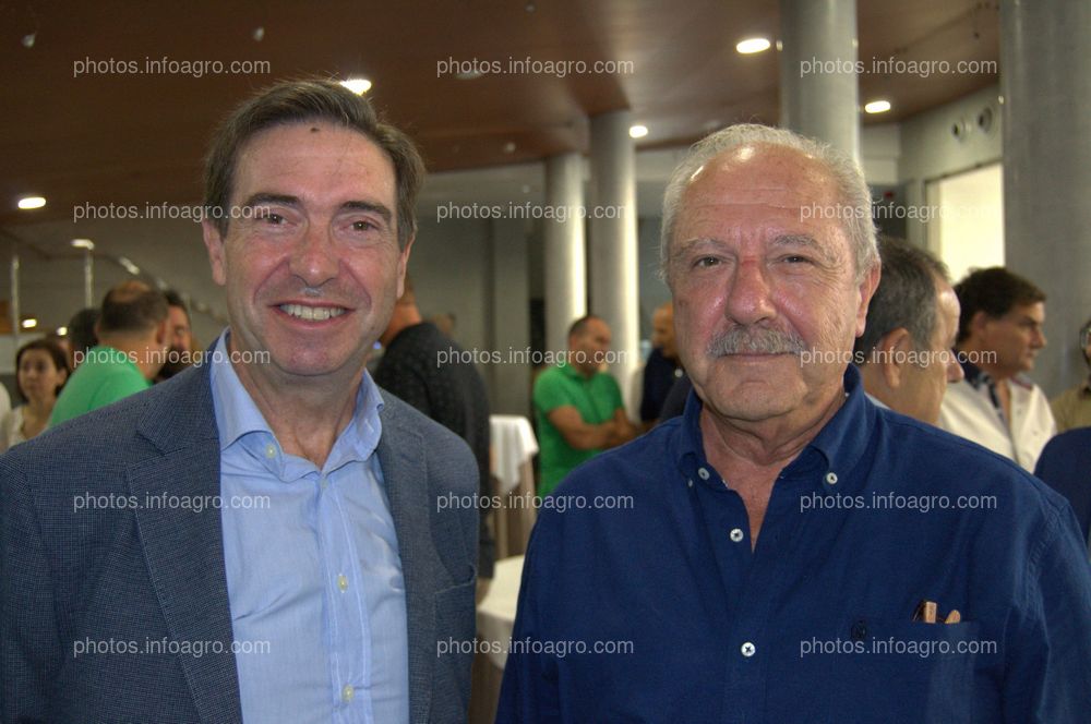 José Antonio Aliaga, secretario general de Agricultura de la Delegación provincial de la Junta de Andalucía en Almería, y Antonio Escobar Lara, Jefe del Área de Agricultura del Ayuntamiento de El Ejido, acudieron al acto de celebración del 25 aniversario de Agroiris.