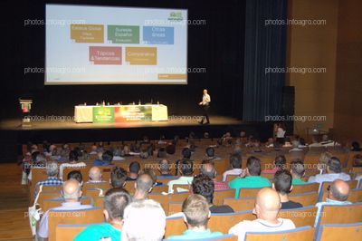 Los asistentes al acto de conmemoración del 25 Aniversario de Agroiris, durante la ponencia de Miguel Espinosa, Consumer & Customer Manager de BASF Vegetable Seeds.