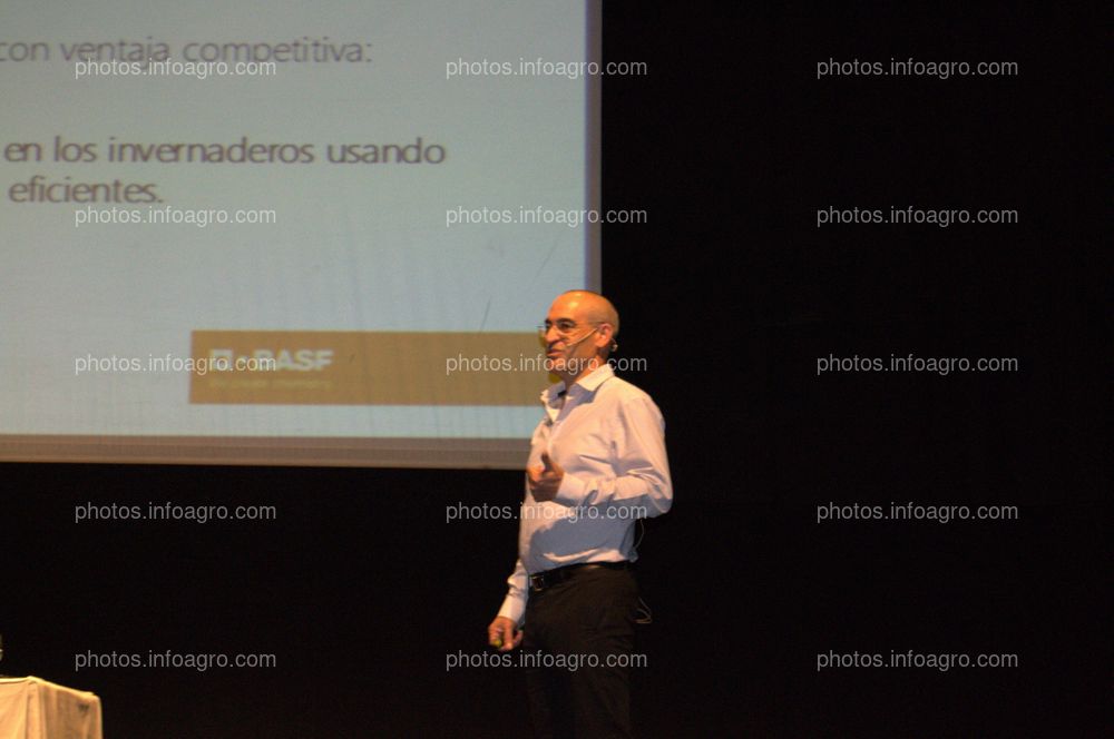 Miguel Espinosa Moreno, Consumer & Customer Manager de BASF Vegetable Seeds, durante su ponencia titulada "Producción del Sureste Español versos otros países", durante el acto del 25 Aniversario de Agroiris.