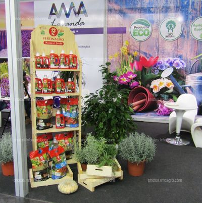 Productos de Fertinagro Vida expuestos en el stand de la Fundación Térvalis en Iberflora 2019