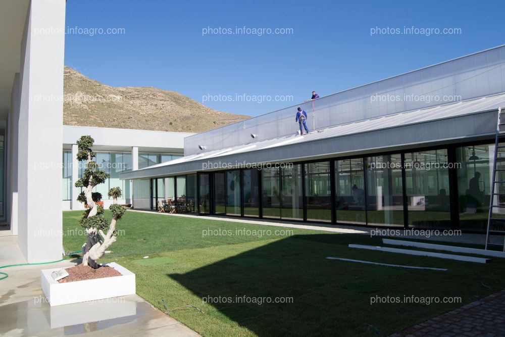 Jardines con que cuenta el MAAVi en su interior, con el comedor al fondo